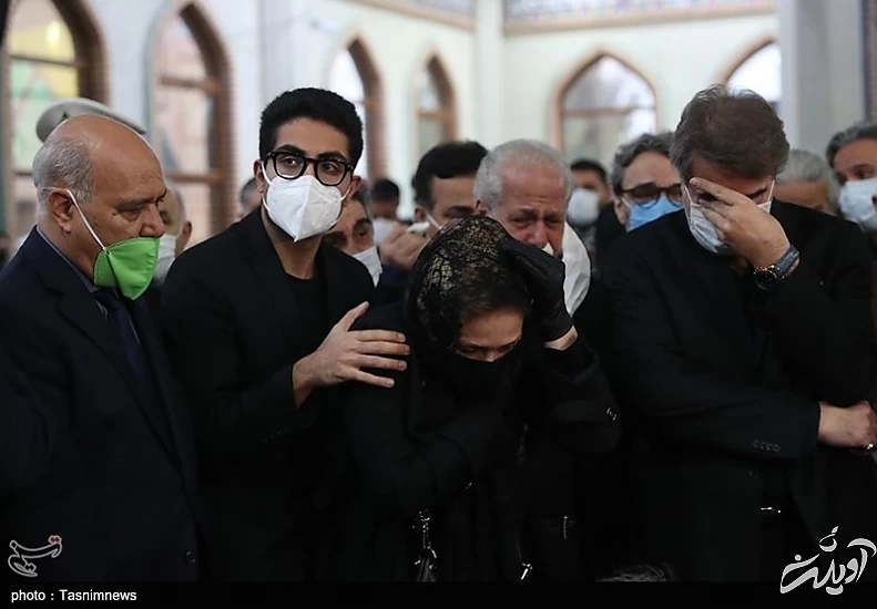 (تصاویر) همسر و فرزندان محمدرضا شجریان در مراسم وداع با پیکر استاد (تصاویر) همسر و فرزندان محمدرضا شجریان در مراسم وداع با پیکر استاد